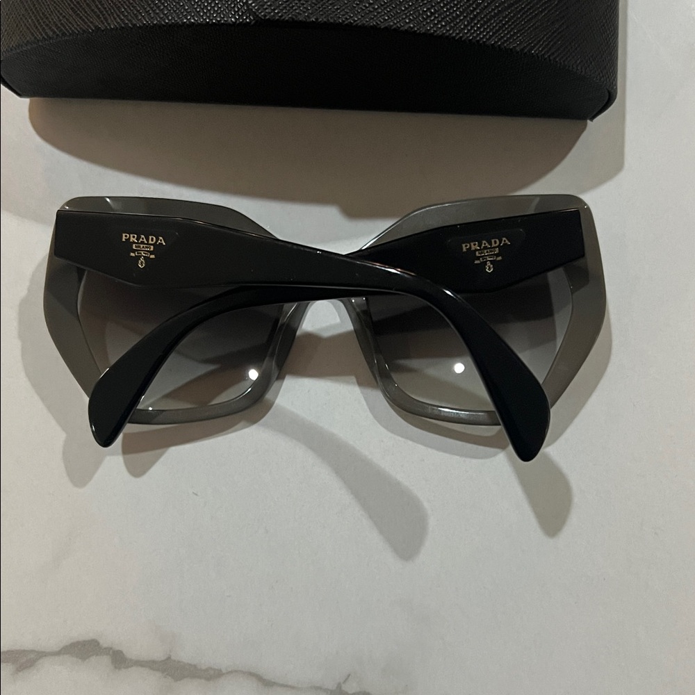 Prada Elegant Black Sunglasses - Picture 4 of 7